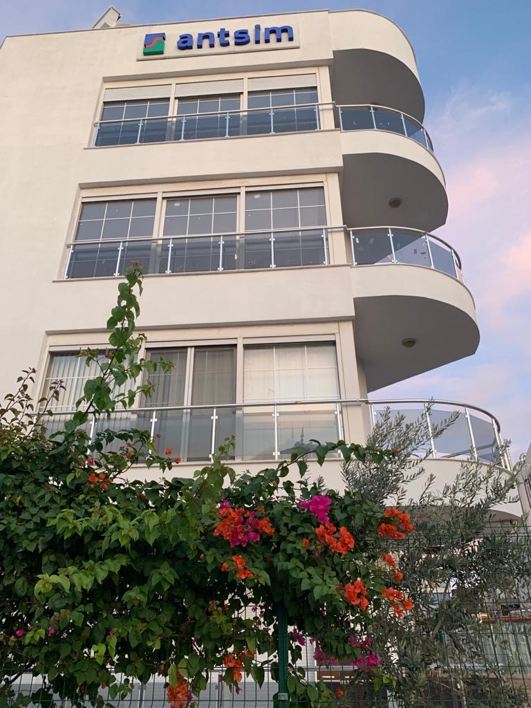 Antsim ve tatlı çiçekler